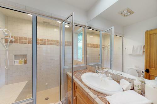 Columbia Ave East 985 - East End Retreat