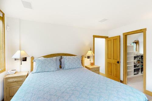 Columbia Ave East 985 - East End Retreat