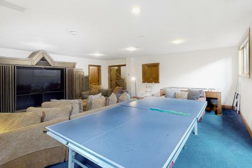 Columbia Ave East 985 - East End Retreat