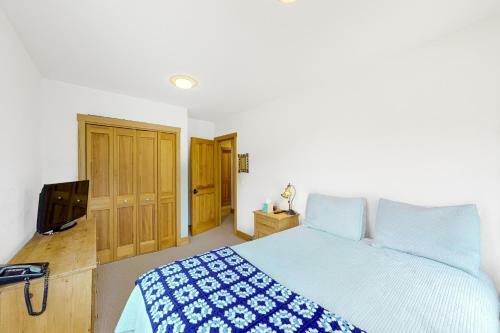 Columbia Ave East 985 - East End Retreat