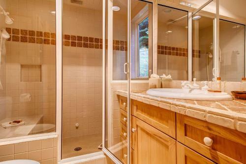 Columbia Ave East 985 - East End Retreat