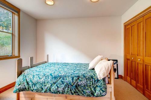 Columbia Ave East 985 - East End Retreat