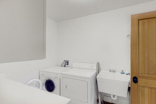 Columbia Ave East 985 - East End Retreat