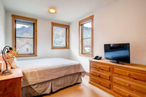 Columbia Ave East 985 - East End Retreat
