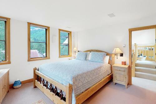 Columbia Ave East 985 - East End Retreat