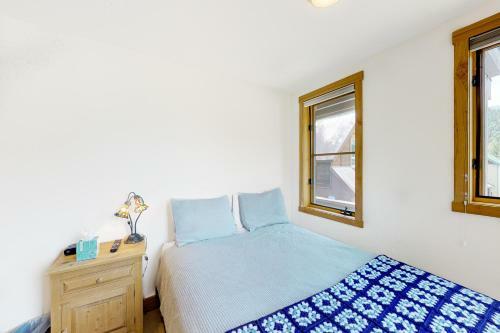 Columbia Ave East 985 - East End Retreat