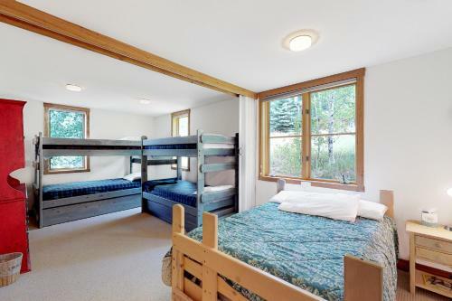 Columbia Ave East 985 - East End Retreat