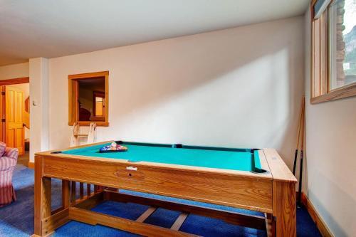 Columbia Ave East 985 - East End Retreat