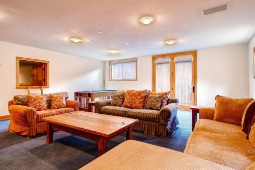 Columbia Ave East 985 - East End Retreat