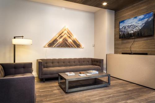 Columbia Ave East 985 - East End Retreat