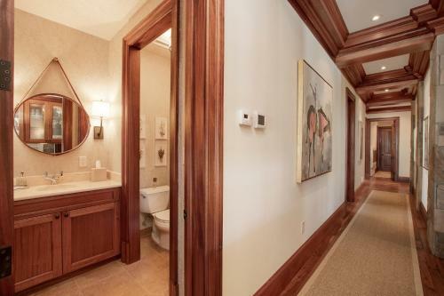 Lorian 4 - Luxurious Ski-in Ski-out Forest Condo