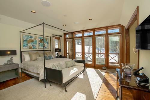Lorian 4 - Luxurious Ski-in Ski-out Forest Condo