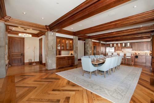 Lorian 4 - Luxurious Ski-in Ski-out Forest Condo
