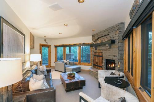 Vischer Drive 131 - Slopeside