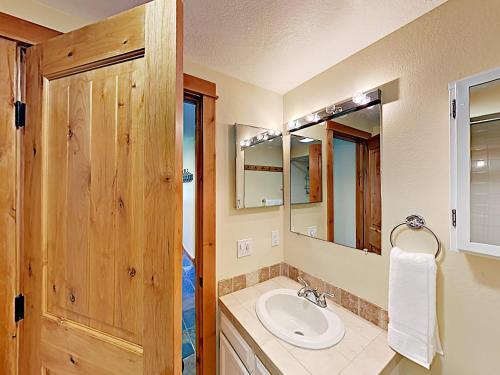 New Listing! Vail Valley Escape, Shuttle To Slopes Townhouse