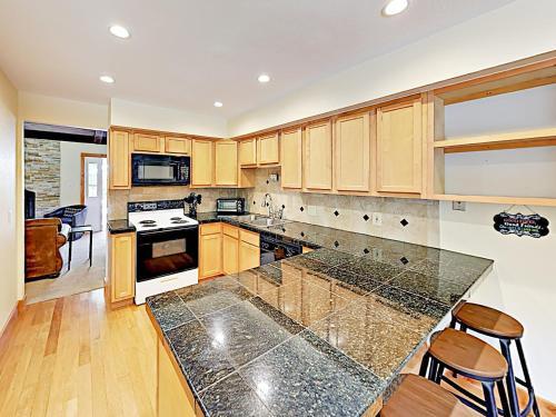 New Listing! Vail Valley Escape, Shuttle To Slopes Townhouse