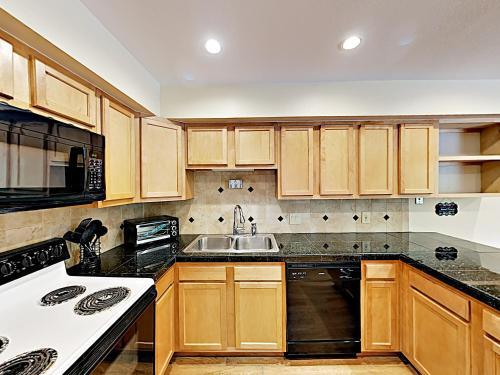 New Listing! Vail Valley Escape, Shuttle To Slopes Townhouse