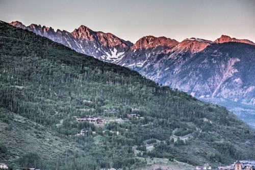 Cozy Townhome With Beautiful Views Of Vail Mountain!