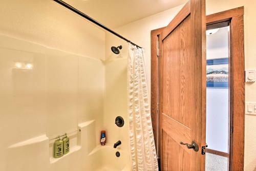 Gorgeous Twin Lakes Home With Deck Overlooking Mtns!