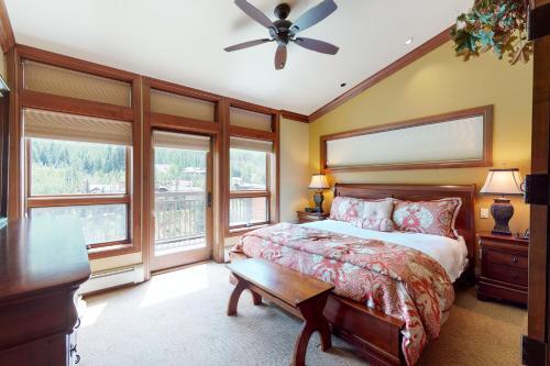 Lion Square Lodge South 750