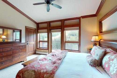 Lion Square Lodge South 750