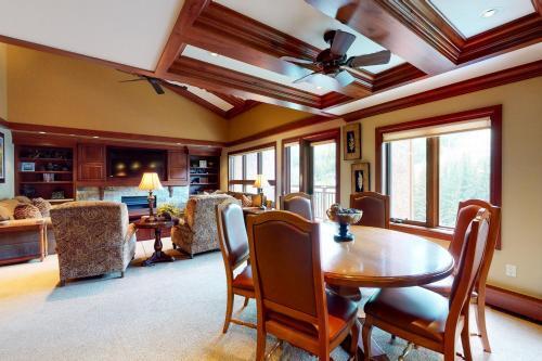 Lion Square Lodge South 750