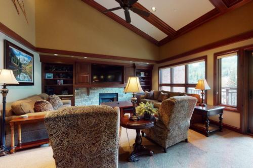 Lion Square Lodge South 750