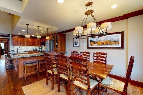 Lion Square Lodge East 313