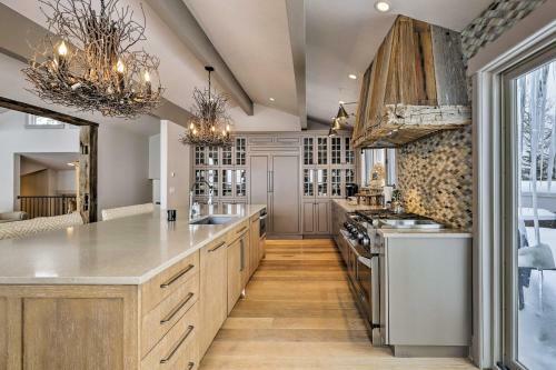 Mountain Masterpiece With Hot Tub And 2 Living Areas!