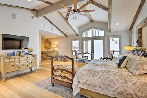 Mountain Masterpiece With Hot Tub And 2 Living Areas!