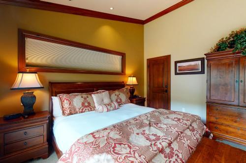 Lion Square Lodge South 750a