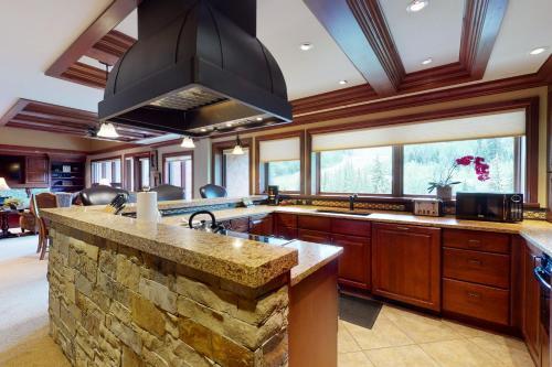 Lion Square Lodge South 750a