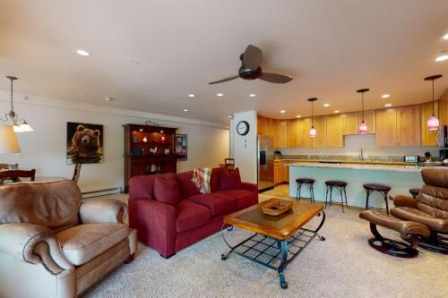 Lion Square Lodge North 180