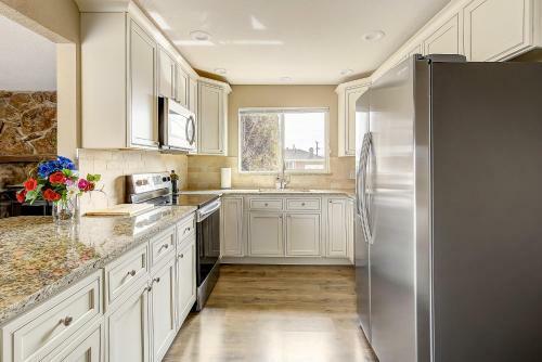 Sunny 5 Bedroom House! Sleeps 12!