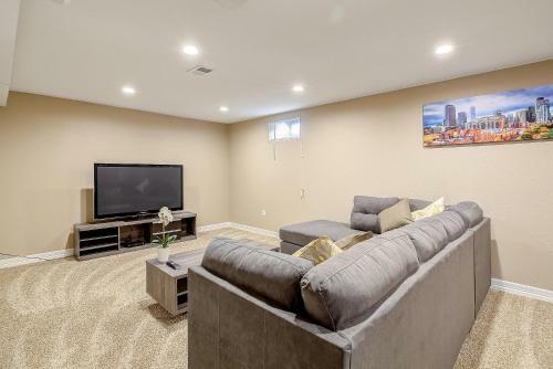 Sunny 5 Bedroom House! Sleeps 12!