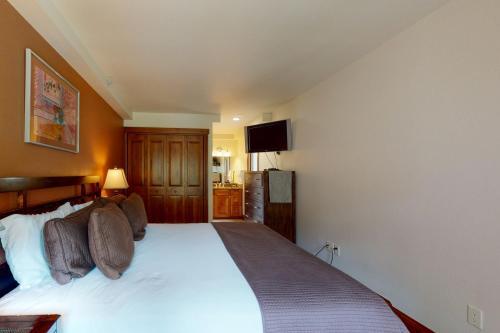 Lion Square Lodge North 388
