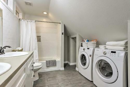 Apartamento Parkside Getaway With Fire Pit By Windsor Lake!