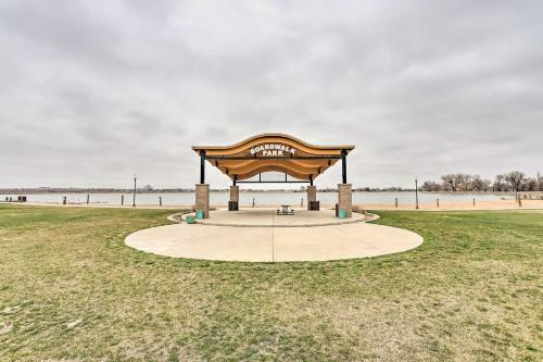 Apartamento Parkside Getaway With Fire Pit By Windsor Lake!