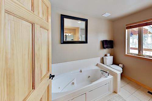 Spacious Home Near Ski Resort - Private Hot Tub Home
