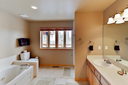 Spacious Home Near Ski Resort - Private Hot Tub Home