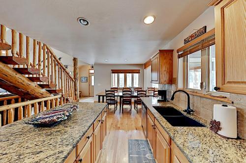 Spacious Home Near Ski Resort - Private Hot Tub Home
