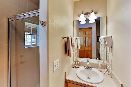 Spacious Home Near Ski Resort - Private Hot Tub Home