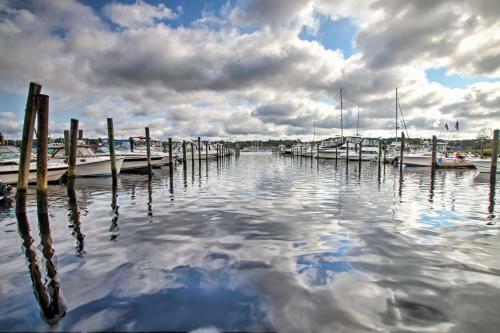 Pawcatuck Riverfront Home With Yard - Mins To Beach!