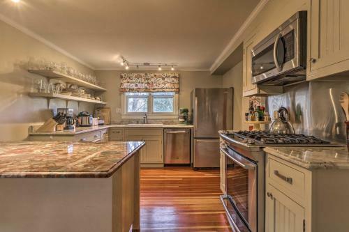 Cozy Litchfield House With Fenced-in Yard And Fire Pit