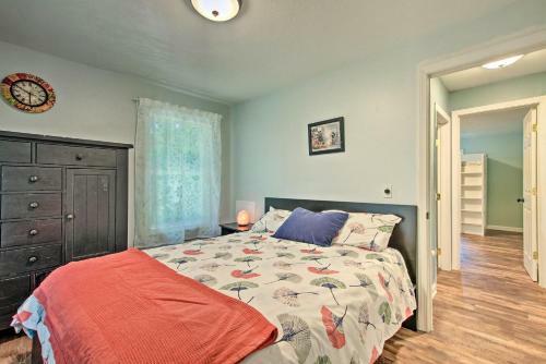 Niantic Home With Patio And Grill - 2 Mi To Beach!