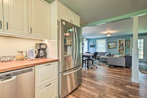 Niantic Home With Patio And Grill - 2 Mi To Beach!