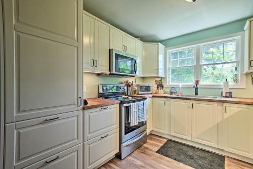 Niantic Home With Patio And Grill - 2 Mi To Beach!