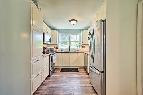 Niantic Home With Patio And Grill - 2 Mi To Beach!