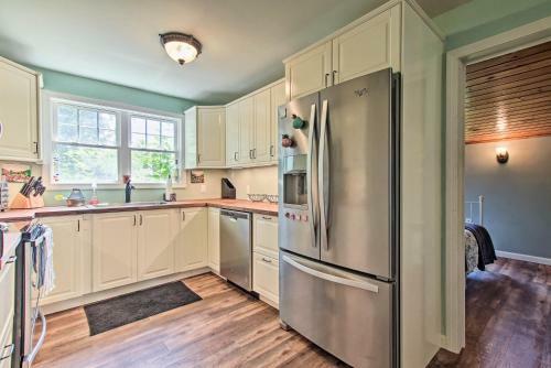 Niantic Home With Patio And Grill - 2 Mi To Beach!