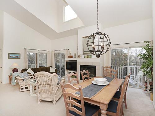 Sea Colony Pinewood III